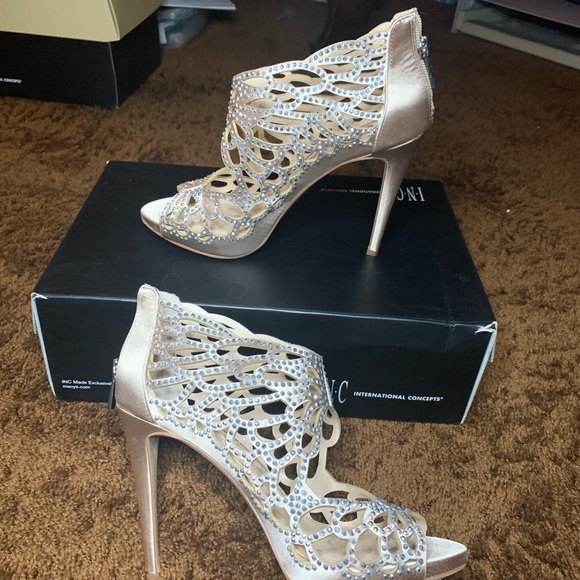 ✨✨Open toe Bisque Satin Heels✨✨ - Picture 5 of 6